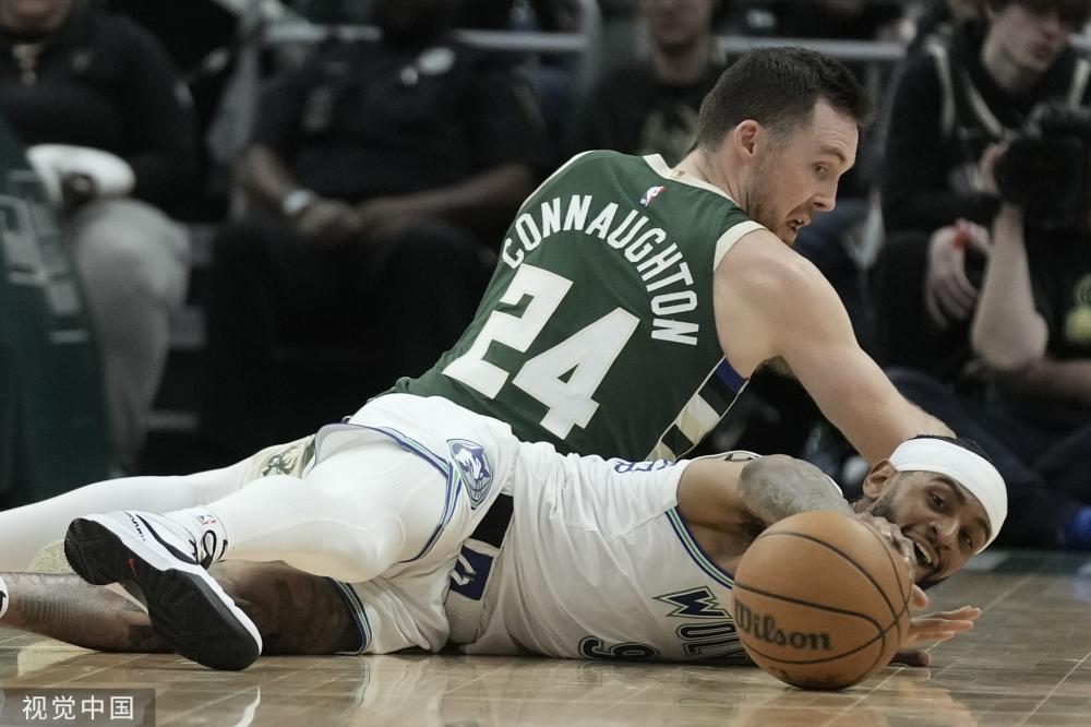 她的背后是 她的背后是